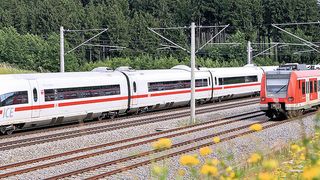 Bild 1: Ob ICE oder Nahverkehrszug – nach den Autoherstellern entdeckt auch die Bahnindustrie die Vorteile von Massivumformkomponenten für den Leichtbau. (Bild: Deutsche Bahn)