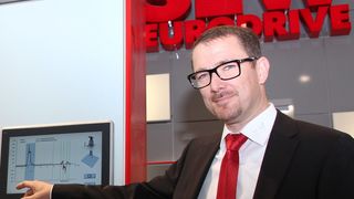 Dr.-Ing. Michael Kornely, Anwendungsingenieur bei SEW Eurodrive in Bruchsal: „Bis zu 92 % der sonst auftretenden Netzspitzen lassen sich mit dem Energiemanagementsystem vermeiden.“ (Bild: Schäfer)