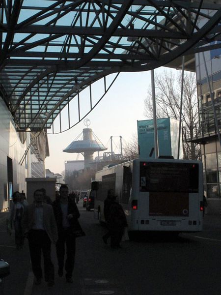 Von Halle zu Halle ging es zu Fuß oder per Bus. (Archiv: Vogel Business Media)