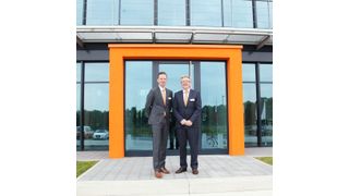 Björn (l.) und Gerd Kemper vor dem neuen Unternehmenssitz in Waltrop. (Bild: Kemper Storatec)