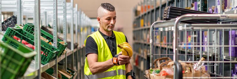 Bei Flaschenpost wird die zusätzliche 5G-Versorgung über den Micro-Container der Deutschen Telekom gerne innerhalb der Logistikhalle genutzt.(Bild:  Flaschenpost)