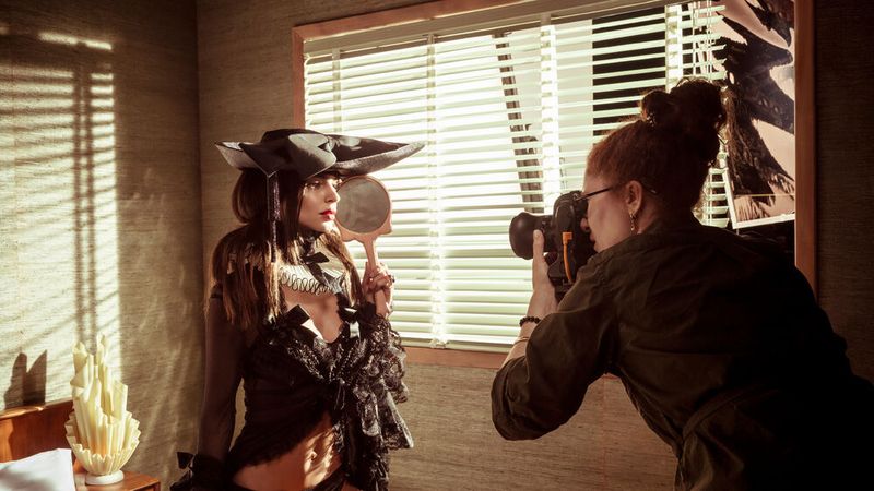 Das Model ist oft nur Träger für das Outfit … (Bild: Pirelli/Alessandro Scotti)