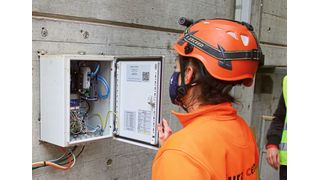 Ramona Keller, Leiterin Instandhaltung der Jura-Cement-Fabriken, beim Checken der IoT-Box, die die gesammelten Daten über die mobile Verbindung an die Premas-Cloud sendet.  (Bild: Aumund)