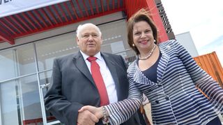 Prominenter Gast: Manfred Zollner (Aufsichtsratsvorsitzender Zollner Elektronik AG) und Ana Helena Chacón (Vizepräsidentin Costa Rica) (Bild: Zollner)