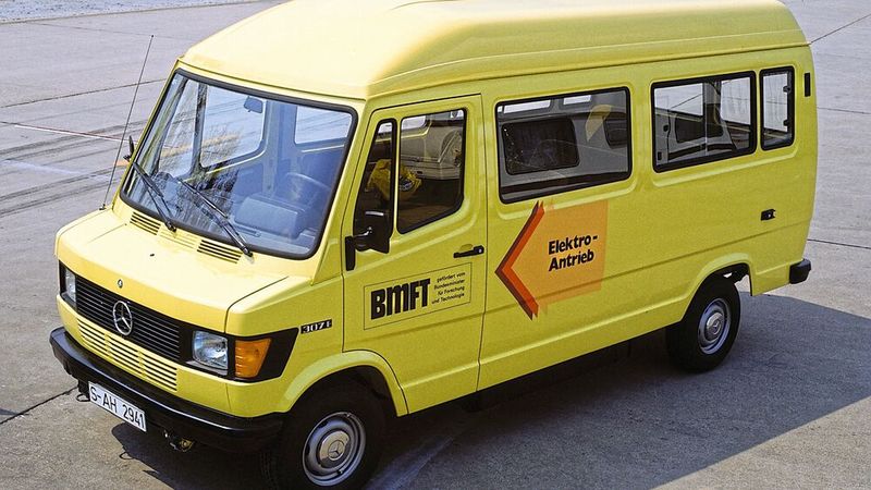 Ein Mercedes-Benz 307 E, ein Versuchsfahrzeug mit Elektroantrieb aus dem Jahr 1980, auf der Einfahrbahn in Stuttgart-Untertürkheim. Sein Laderaum ist gegenüber den Fahrzeugen mit Verbrennungsmotor nicht eingeschränkt und auch die Nutzlast beträgt stattliche 1,45 Tonnen. (Bild:  Mercedes-Benz AG)