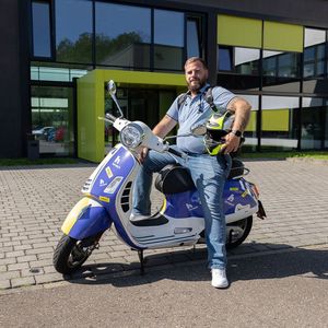 Christoph Schwarz am Starttag vor der Herweck Zentrale in St. Ingbert (Bild: Herweck)