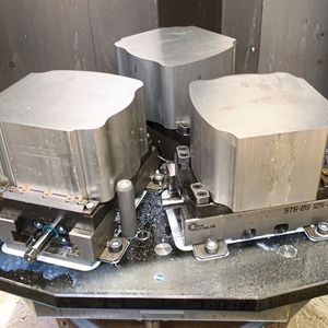 Jeweils drei Rohlinge spannt IPT gleichzeitig auf einer Palette in der Grob G350. Abhängig von der Größe der Bauteile werden sie in einer Spannung oder in zwei Spannungen von beiden Seiten bearbeitet. (Bild:  Ingersoll Werkzeuge)