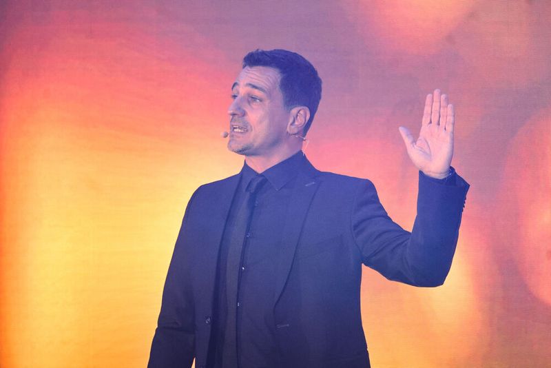 Im Rahmenprogramm verblüfft Gedankenleser und Bestsellerautor Thorsten Havener das Publikum … (Bild: krassevideos.de / VIT)