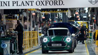 Vorsorgemaßnahme: BMW verlegte in den vier britischen Werken (Foto: Mini in Oxford) die jährlichen Produktionsunterbrechungen vom Sommer in den April. Brexit-Stichtag ist der 29. März.  (BMW)