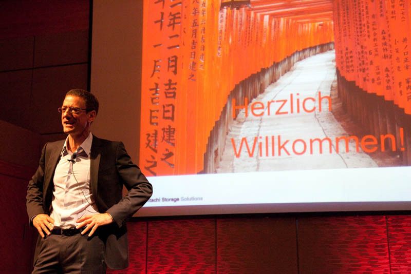 Patrick D. Cowden eröffnet mit der ersten Keynote. (Archiv: Vogel Business Media)