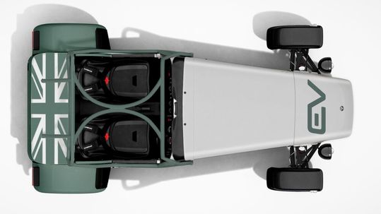 Der 3,30 Meter kurze Zweisitzer bleibt sich auch mit E-Antrieb treu – zum Vergrößern bitte klicken.(Bild:  Caterham)