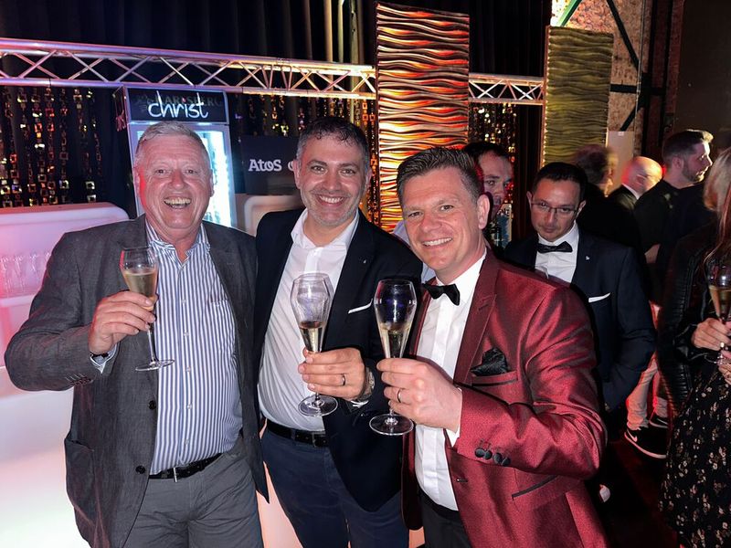 Sprudelwasser für Christian Sartori (v. l., AVM), Gianfranco Vallone und Dominik Walter (Herweck). (Bild: Vogel IT-Medien)