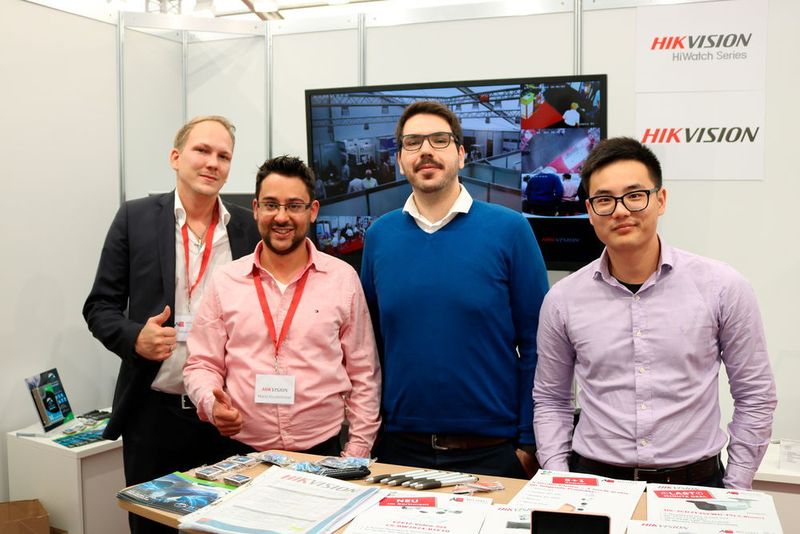 Tobias Kolar (MichaelTelecom) mit Mario Klostermeier, Ashkan Ghasemi und Sean Chen (beide Hikvision)  (MichaelTelecom)