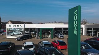 Ein sattes und erdiges Grün, eine Wortmarke statt dem gefiederten Pfeil: In Bocholt hat Automobile Leiting als erster Skoda-Betrieb die neue CI umgesetzt. (Bild: Skoda Deutschland)