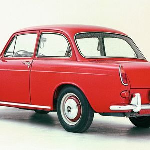 Der Typ 3 kostete als Limousine bei seinem Erscheinen 6.400 DM und damit knapp 1.100 DM mehr als der Käfer. Die Presse bezweifelte, ob es VW gelingen würde, den Wagen in der Mittelklasse zu etablieren, da er weniger Leistung und Platz bot als Modelle der Konkurrenten. Doch der Plan der Wolfsburger ging auf. (Bild:  VW AG)