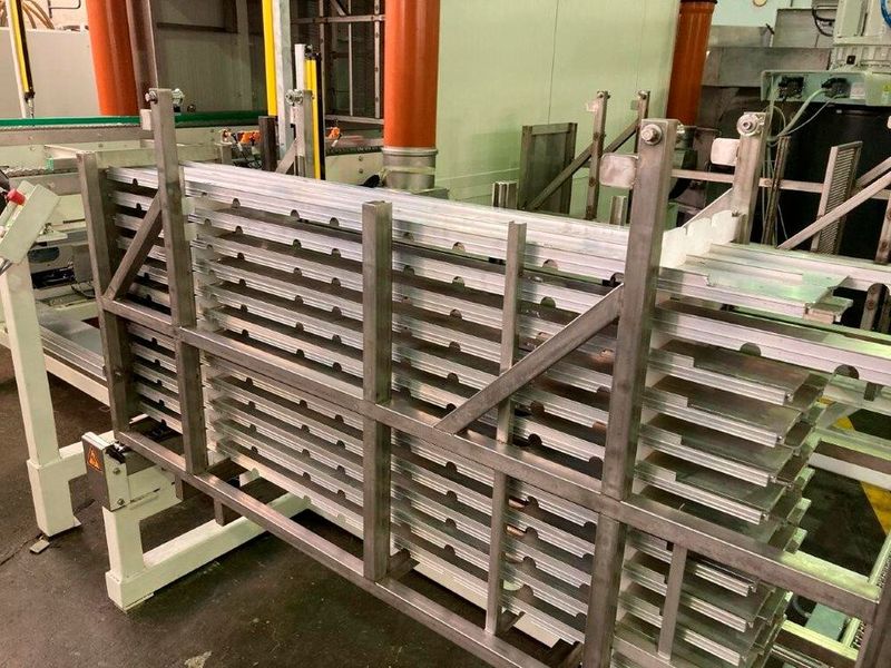 Diese Stapelsysteme vor der Anlage sorgen für einen reibungslosen Durchsatz bei der Oberflächenvorbehandlung von Batteriewannen aus Aluminium. Zur Konzept gehört eine auch eine ausgeklügelte Automation. (Bild: MTM)