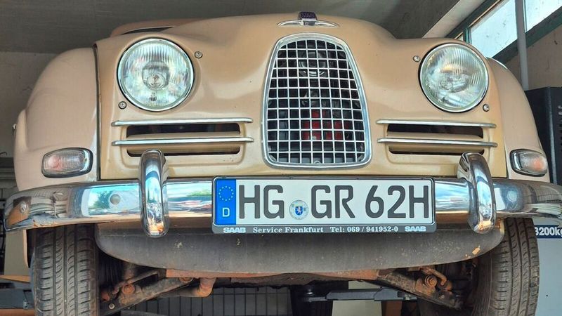 Keimzelle: Der Saab 96 aus dem Baujahr 1962 gehört zu Gerard Ratzmanns persönlichen Saab-Schätzen. Ab diesem Baujahr montierten die Schweden als einer der ersten Hersteller weltweit Sicherheitsgurte serienmäßig.   (Bild: Frank Thomas Dietz)
