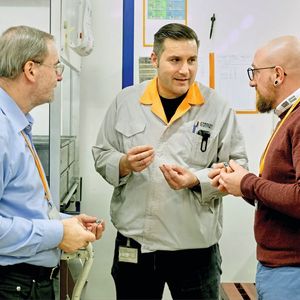 Dreifach-Kompetenz für einen perfekten Entfettungsprozess (v. r.): Außendienst Manuel Huihui von Richard Geiss, José Landeira, Metal Part Manager bei der Johnson Electric, und Bruno Wysser, Verkauf und Beratung bei Thommen-Furler.(Bild:  Richard Geiss GmbH)