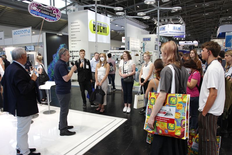 Nächster Halt der Guided Tour „Chromatographie“: der Stand von Perkin Elmer. Ob (U)HPLC-System oder Speziallösungen wie gekoppelte HPLC-ICP-MS – auch hier konnten die Tour-Teilnehmer sich beim Kurzvortrag der Experten informieren lassen und ihre Fragen stellen. Präsentiert wurde u. a. die neue GC 2400 Plattform, die den Zugriff auf Echtzeitinformationen von unterwegs aus ermöglicht.  (LABORPRAXIS, C. Lüttmann)