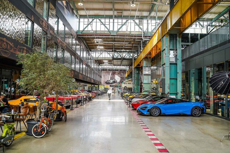 Die „Motorworld“ in München erweist sich als optisches Schlaraffenland für Autoliebhaber. (Bild: Fujitsu)