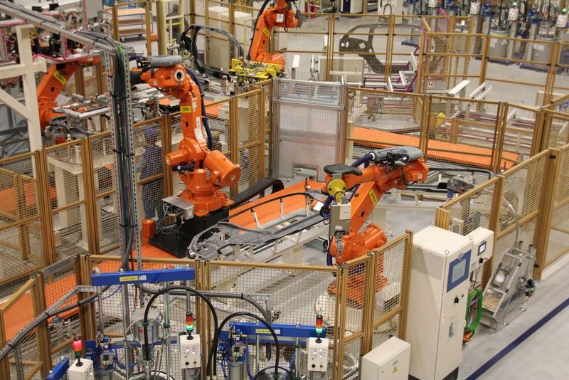 Noch arbeiten bei BMW in Leipzig die Roboter von ABB hinter Schutzzäunen. Doch viele Roboterbauer forschen an einer barrierefreien Zusammenarbeit zwischen Mensch und Maschine. (Weber/Privat)