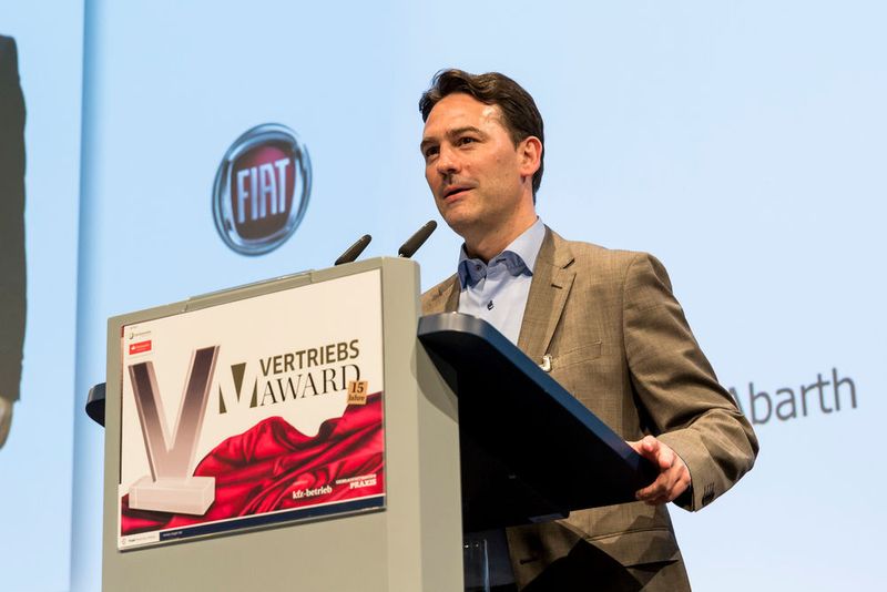 Glückwünsche für den Zweitplatzierten, die Automobilgruppe Dirkes, überbrachte Fiat-Deutschlandchef Roberto Debortoli im Auftrag der FCA Germany AG. (Bild: Stefan Bausewein)