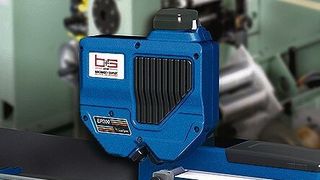 Mit dem mobilen Schnittgrat-Messgerät EP 300 lässt sich der Schnittgrat über eine Länge von 250 mm mit 1 µm Genauigkeit berührungslos messen. (Bild: Burghardt + Schmidt)