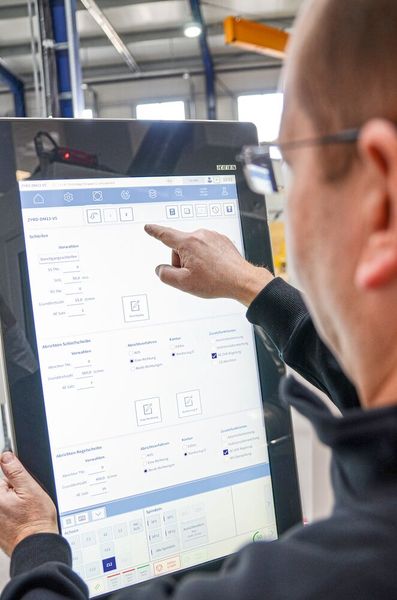 Zum Einrichten und Bedienen zeigt die Steuerung auf dem gross dimensionierten Touchscreen jeweils sachgerecht auf Situationen bezogene Grafiken und Icons.  (Bild: Keba)