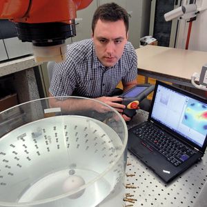 Bild 1 | EIT-Phantom (links im Bild): Dr. Pascal Gaggero beim Auswerten der Messungen am als Thorax nachgebildeten zylindrischen Messsystem in den Labors der Berner Fachhochschule in Biel.