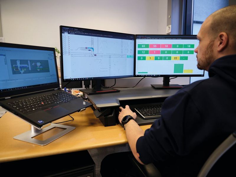 Die Open Shuttle Forks bei Fronius werden über die Knapp-Software „KiSoft FCS“ verwaltet. Diese stelle den reibungslosen Verkehrsfluss für Flotten und die optimale Zuweisung von Transportaufträgen sicher. Anpassungen kann Fronius selbstständig vornehmen, heißt es. (Bild: Knapp / Fronius / www.bnlichtbilder.com)