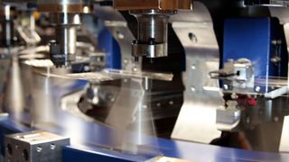 200 komplizierte Drahtbiegeteile mit jeweils bis zu 20 Biegungen kann die  Drahtbiegemaschine Speedmax pro Minute fertigen. (Schmale Maschinenbau)