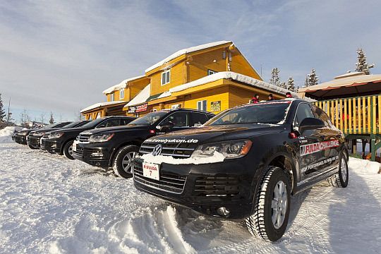 Der Kooperationspartner Volkswagen stellte in diesem Jahr die Fahrzeugflotte bereit. Auf den schnee- und eisbedeckten Highways waren die allradgetriebenen Touareg in ihrem Element. (Archiv: Vogel Business Media)