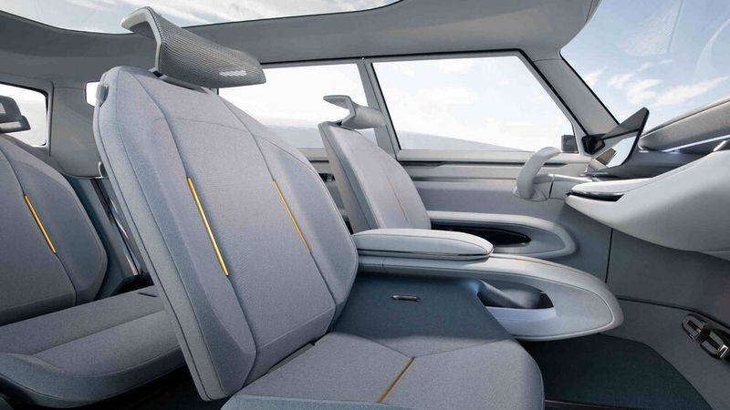 Der Innenraum des EV9 ist wohnlich und hell – wird aber im Serienmodell definitiv anders aussehen. (Kia)