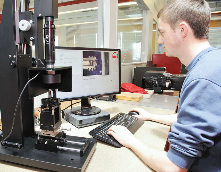 Der Mikrowerkzeuginspektor µ-View: Nach jedem Einsatz werden die Werkzeuge bei 40- bis 450-facher Vergrösserung begutachtet und nach Abnutzung klassifiziert. (Bild: Kern)