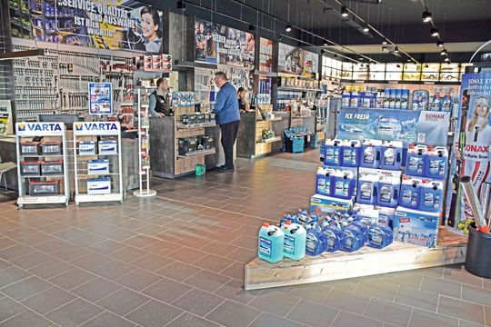 Im Autoteile-Fachmarkt der Reinartz in Langerwehe sind die Zubehörartikel verkaufsfördernd platziert. Aufmerksamkeitsstarke Präsentationen sorgen bei den Kunden für zusätzliche Kaufimpulse.(Bild:  Rubbel)