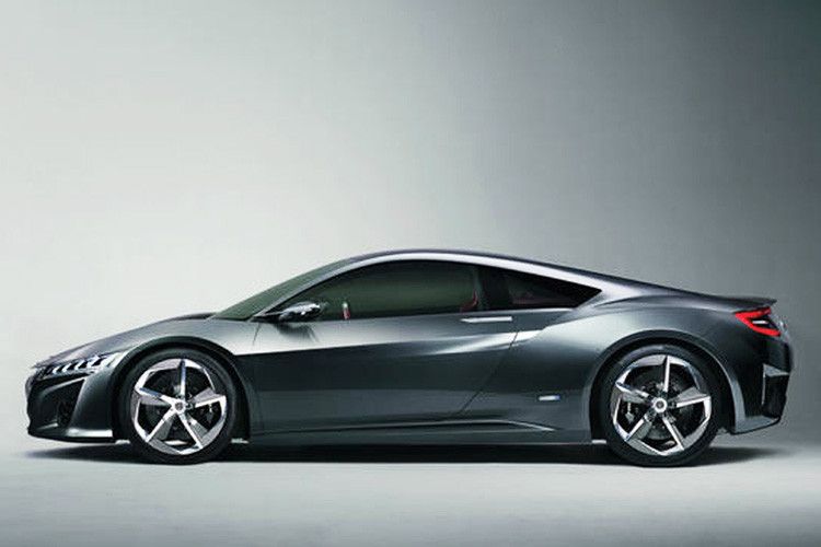 Für den sportiven Vortrieb soll ein über 300 PS starker V6-Mittelmotor sorgen. Äußerlich macht der 4,33 Meter lange und nur 1,16 Meter flache NSX schon durch seine kurzen Überhänge und der schmalen Front mit LED-Scheinwerfern etwas her. (Foto: Honda)