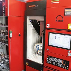 In use at toolcraft since 2024: the Kern Micro HD five-axis precision machining center equipped with a sanding package.(Image: Kern Mikrotechnik GmbH)