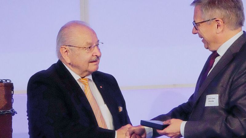 Wiesbadens Oberbürgermeister Gert-Uwe Mende (r.) zeichnete Jürgen Karpinski, Präsident des hessischen Kfz-Gewerbes und des deutschen Zentralverbandes, mit der Ehrenplakette der Stadt Wiesbaden aus.  (Bild: Zietz/»kfz-betrieb«)