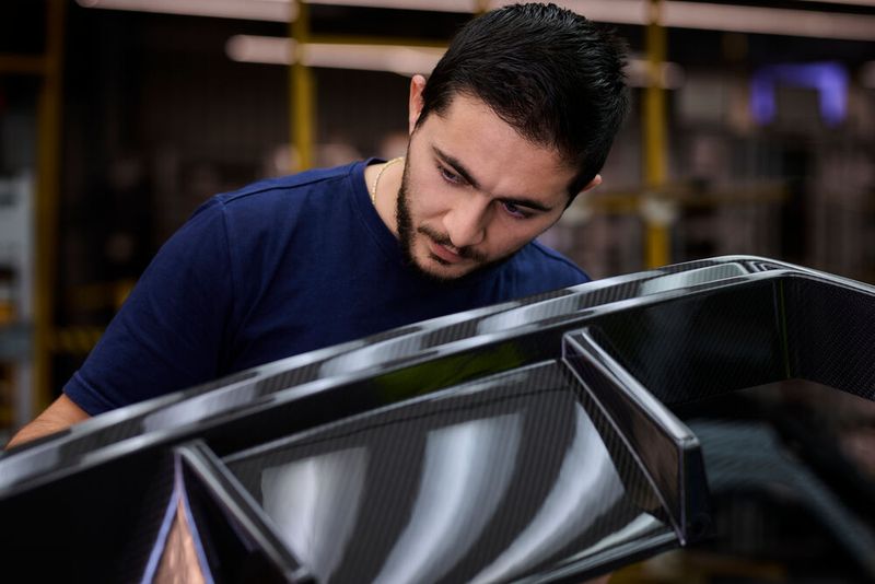 In fast allen Bereichen der Karosserie sind CFK-Komponenten verbaut. Zum Beispiel sind Dach, Motorhaube, Gepäckraumklappe, Front- und die Heckschürze vollständig aus Carbon gefertigt. Die Carbon-Komponenten entstehen in Kleinstserie größtenteils von Hand und exklusiv für den BMW 3.0 CSL. (Bild: Rainer Haeckl/BMW)