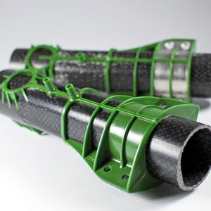 Forscher am ILK arbeiten an der seriengerechten Herstellung dreidimensional gekrümmter Hohlprofile aus textilverstärkten Thermoplasten, die mit Funktionselementen ausrüstbar sind.