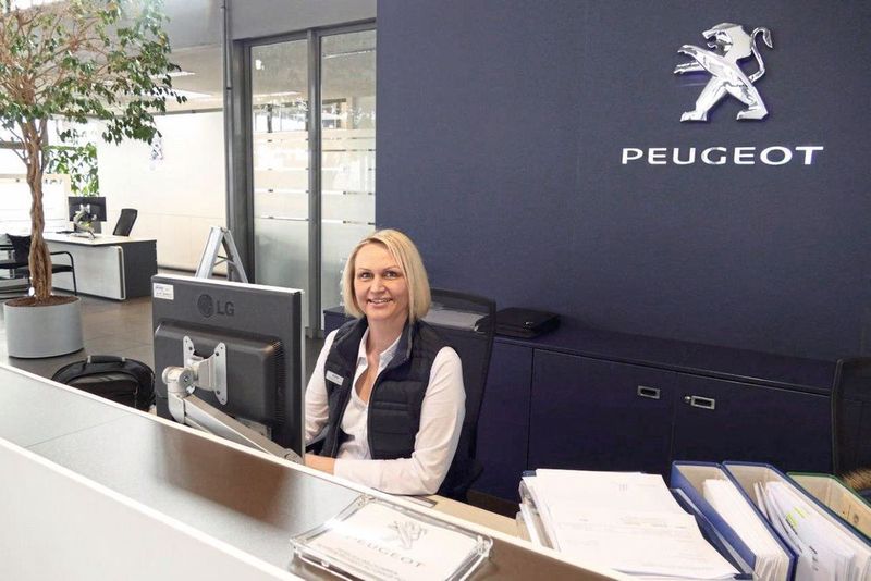 Serviceassistentin Nadin Thieme empfängt die Kunden.  (Autohaus Peter)
