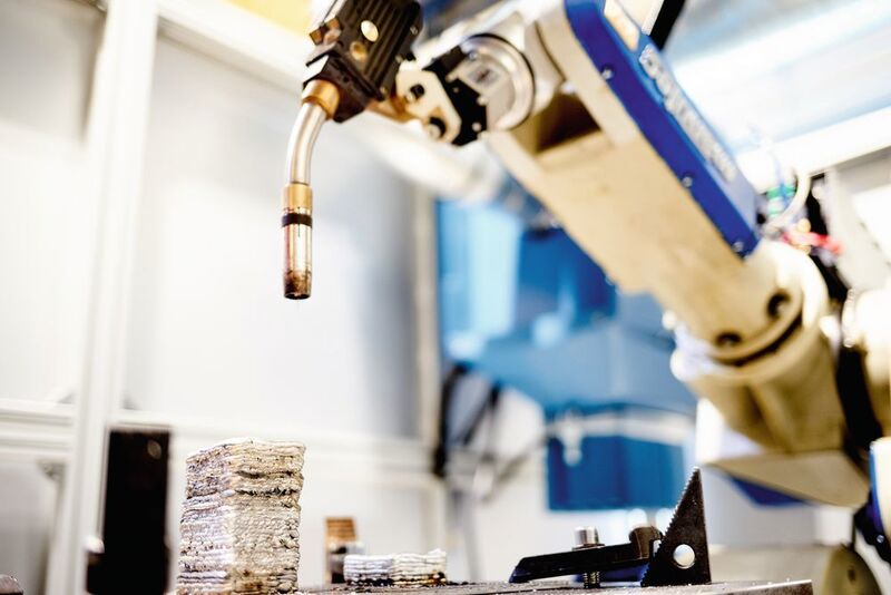Flexibel und skalierbar: in zerspanende Fertigungsprozesse integrierte Roboterzelle zum Auftragsschweissen. (PZH)