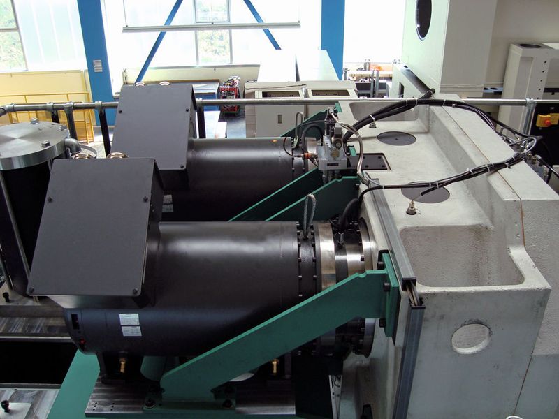 Mittenantrieb: Zwei drehmomentstarke Servo-Torquemotoren von Siemens treiben synchron über ein Rädervorgelege den Pressenstößel an. Bild: Siemens (Archiv: Vogel Business Media)