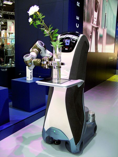 Bild 2: Die Konzeptstudie „Care-O-bot 3“ vom Fraunhofer-IPA zeigt, wozu mobile Serviceroboter mit mechatronischen Komponenten in der Lage sind. Bild: Schunk (Archiv: Vogel Business Media)