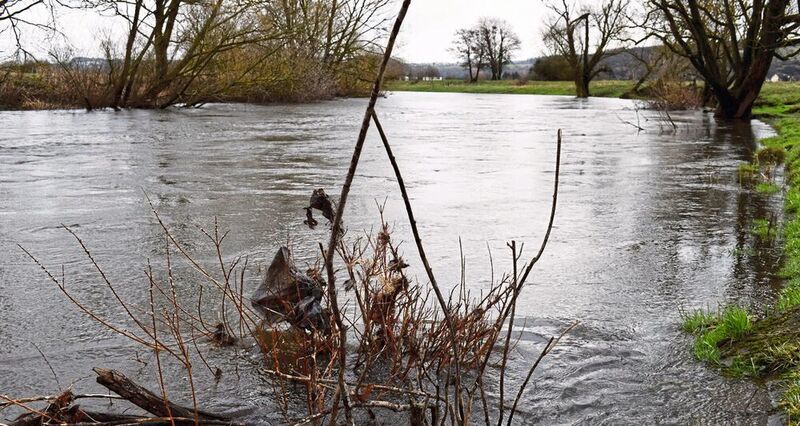 Ein Hochwasser wie hier im Jahr 2019 an der Lahn bei Wetzlar schwemmt Plastikteile in die Flussaue. Marburger Geographen ermittelten, wie sich die angelandeten Partikel im Boden verteilen. (Collin Weber)