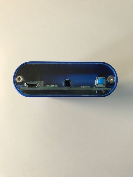…und verfügt über transparente Seitenteile; hier der Power-Button, die Ladebuchse (USB) und ein bis dato unbenutzter Steckplatz. (VIT)