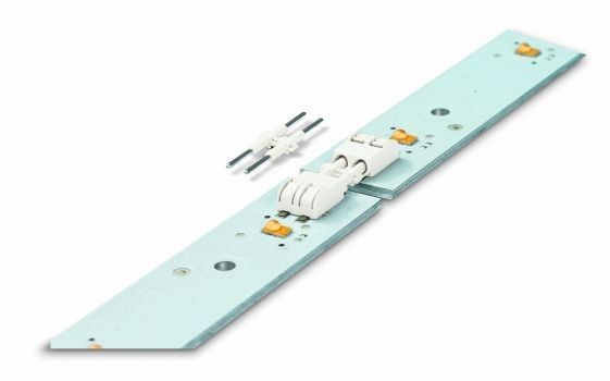 Die Serie 2060: Eine Klemme für „Wire-to-Board“- und „Board-to-Board“-Anwendungen. Damit lassen sich LED-Module nicht nur einfach anschließen, sondern auch komfortabel zu einem Strang verbinden. (Wago)