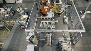 Die induktive Leistungsübertragung hat sich bei Bodentransportsystemen bereits bewährt. Mit IPT werden bei Daimler unterschiedliche bewegliche Verbraucher mit Energie versorgt. Bilder: Conductix-Wampfler (Archiv: Vogel Business Media)