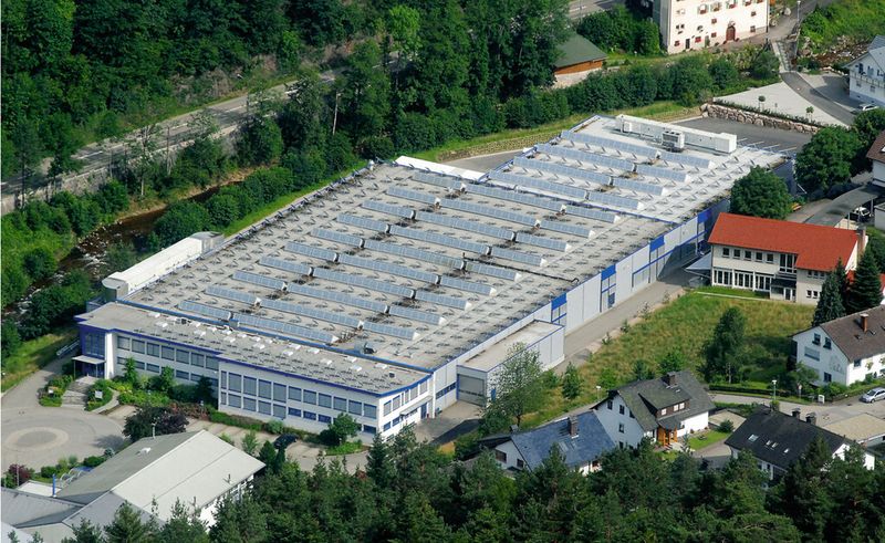 Die 2006 angebaute Produktionshalle von Kammerer in Hornberg. (Bild: Kammerer)