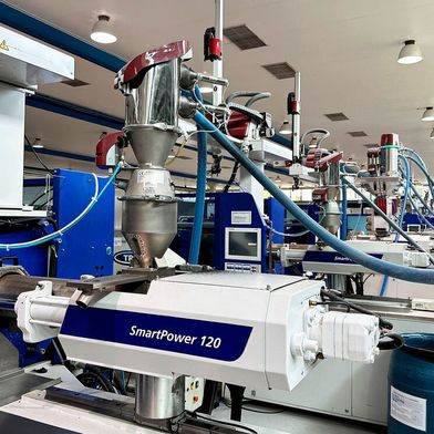 Growing trust in sustainable cosmetic packaging! Thomriss, a Brazilian specialist in high-quality plastic packaging, primarily uses systems from the Wittmann Group for its production, such as Smartpower injection molding machines ... (Image:Wittmann Group)